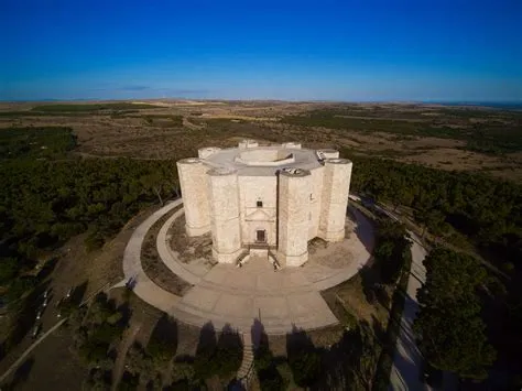 Castel del Monte! En Mystisk Medeltida Pärla Mitt i Puglia