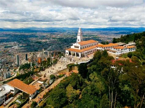  El Cerro de Monserrate - En magiskt berg med hisstoriska kopplingar och en spektakulär utsikt!