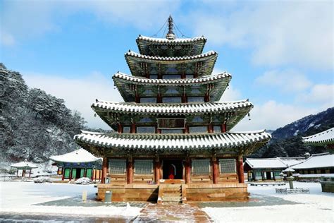  Eumsungsa Temple: En Mystisk Värld av Zen och Traditionell Arkitektur