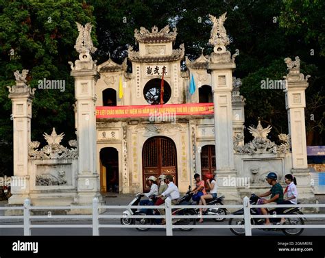 Quan Thanh Temple – En djupdykande resa genom Vietnams kultur och historia!