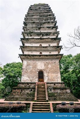 Lingbao Pagoda - En historisk höjdpunkt med fantastisk utsikt!